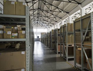 Director de almacén analizando costos ocultos de inventario sin WMS en operación manual con hojas de cálculo