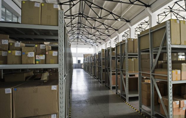 Director de almacén analizando costos ocultos de inventario sin WMS en operación manual con hojas de cálculo