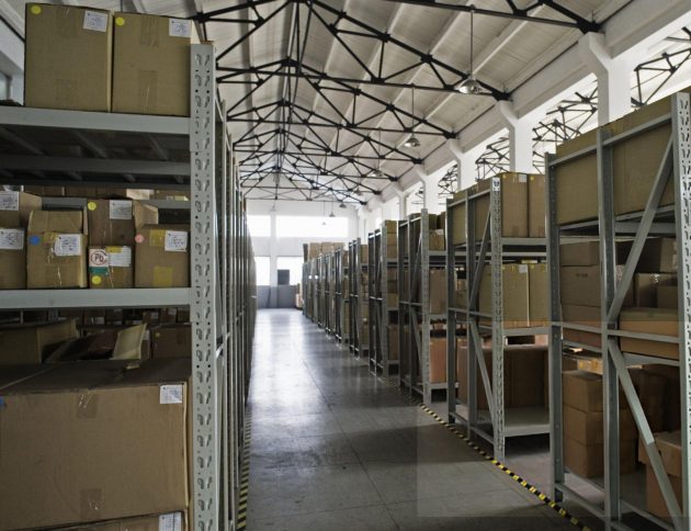 Director de almacén analizando costos ocultos de inventario sin WMS en operación manual con hojas de cálculo