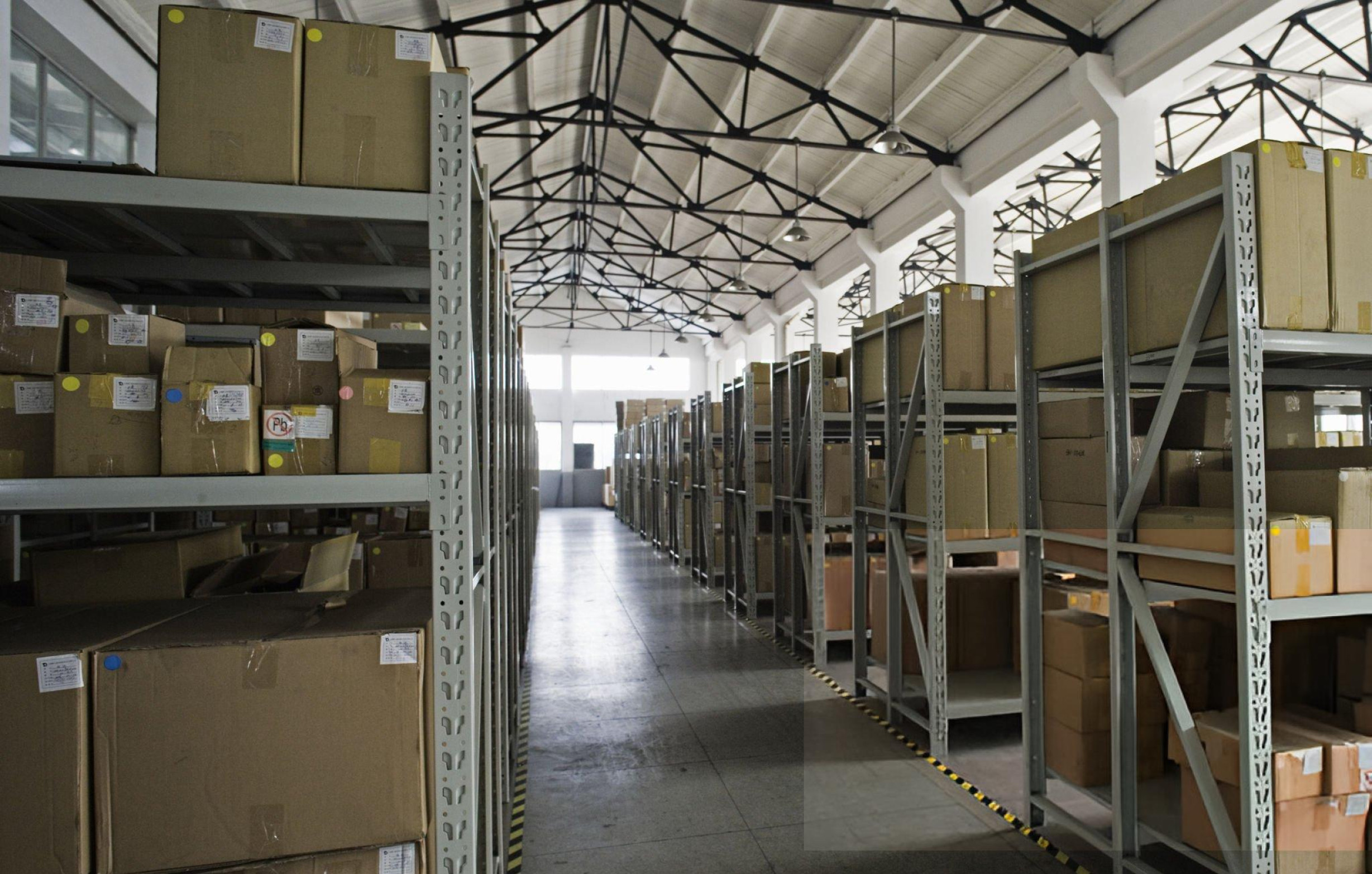 Director de almacén analizando costos ocultos de inventario sin WMS en operación manual con hojas de cálculo