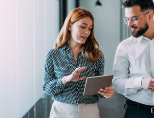 Directivo analizando la rentabilidad y complejidad de la cadena de suministro en un dashboard