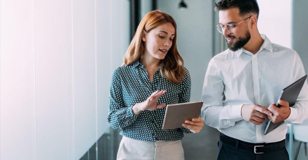 Directivo analizando la rentabilidad y complejidad de la cadena de suministro en un dashboard
