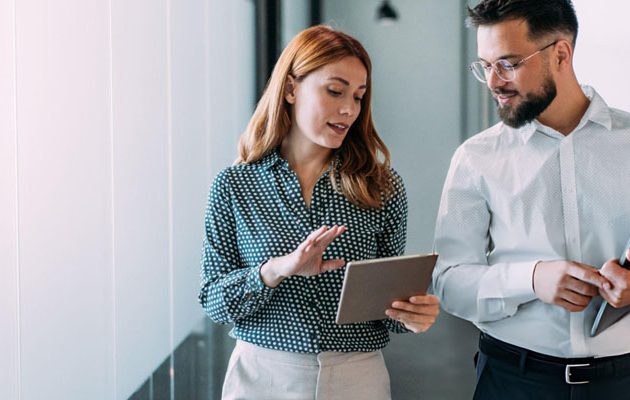 Directivo analizando la rentabilidad y complejidad de la cadena de suministro en un dashboard