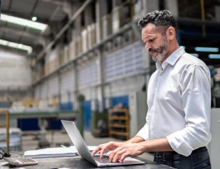 Directivos debatiendo en una junta ejecutiva sobre el proceso S&OP, alineando ventas, operaciones y finanzas.