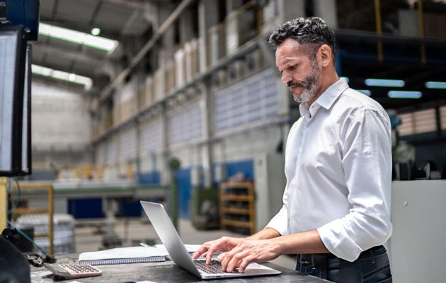 Directivos debatiendo en una junta ejecutiva sobre el proceso S&OP, alineando ventas, operaciones y finanzas.