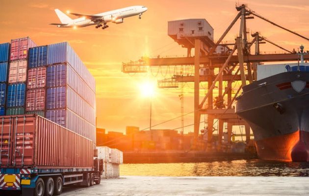 Flota de transporte eficiente e instalaciones representando la logística sostenible y la reducción de huella de carbono en la cadena de suministro.