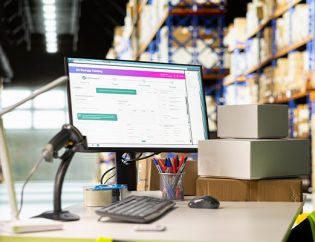 Operador revisando inventario en tiempo real con sistema WMS en almacén industrial en México